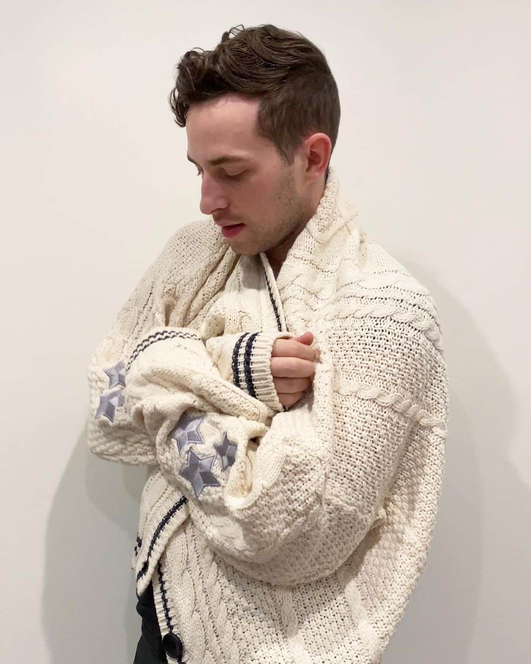 アダム・リッポンのインスタグラム：「I was trying to look cute and this was the best I could do. Congrats on a masterpiece, @taylorswift. I love my new cardigan but love you and everything you stand for even more. ❤️😭」