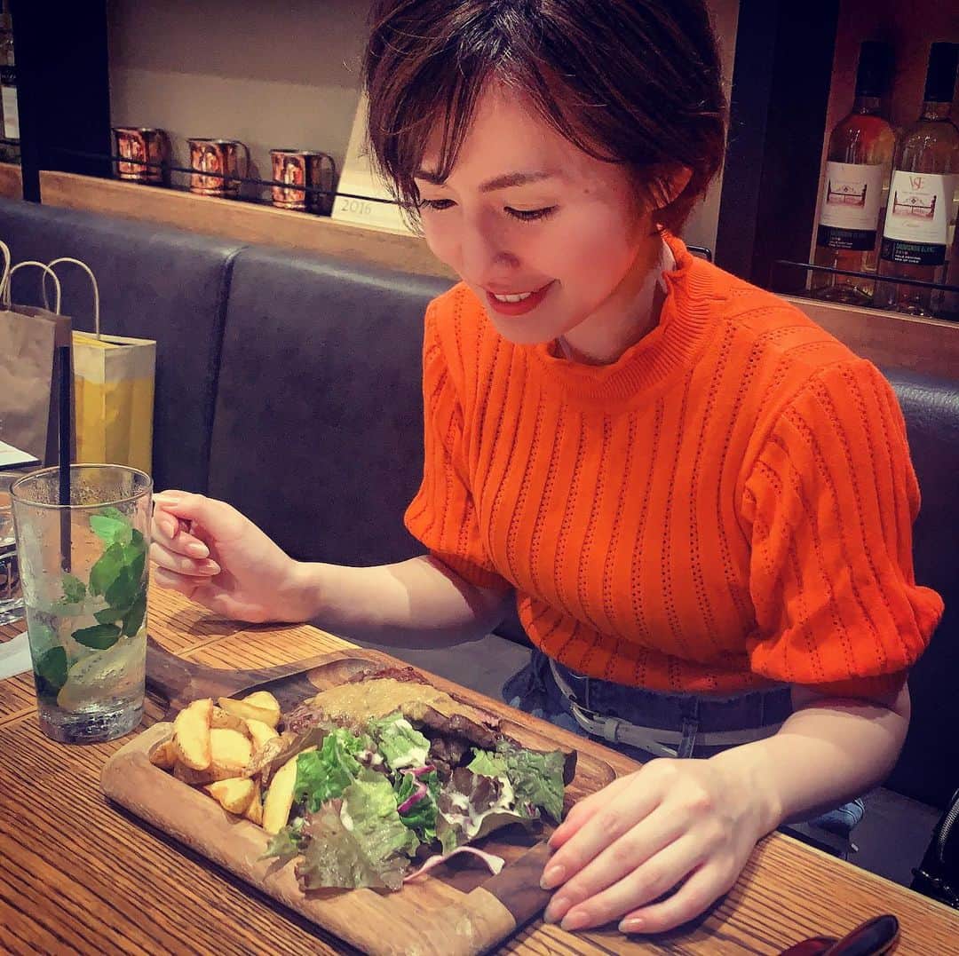 浜田真衣のインスタグラム：「久しぶりの外食🍽 夏バテだと思ってたけど、 もりもり食べました！！笑 美味しいもの食べただけで めちゃめちゃ元気に貰えた😍  みんな、気分転換できてますか😍？  #大阪グルメ #ステーキ #instagood #instafood #instalike #dinner #dinnertime #大阪 #japanese #monaカフェ #浜田真衣」