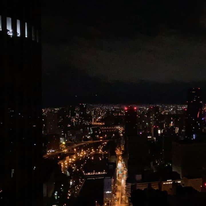 朋未のインスタグラム：「夜明け . . . . . #コンラッド大阪 #タイムラプス #夜明け #timelapse #conradosaka」