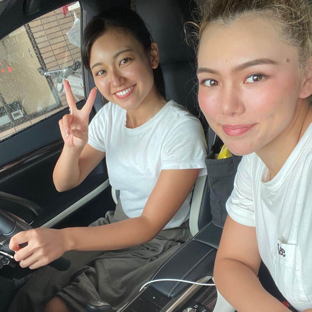 八巻セイラさんのインスタグラム写真 - (八巻セイラInstagram)「昨日合宿終わって @minamii_golf と一緒に交代で運転して帰りました！ 最終日はみなみさんと一緒に回って最終ホールまでいい勝負だったけど最後に一打さつけて勝ちました！帰りのコンビニのアイスは美味しかったなー🍦ご馳走様でした😋  今回の合宿で仲良くなれた気がして嬉しい！また今度ご飯行こうねー🍝🍷  #髪の毛ボサボサ #二人で交代 #ドライブ #ゴルフ後 #合宿終了 #お疲れ様でした #白金台女子ゴルフ部 #マネージャー #ゴルファー #ゴルフ女子 #福島 #golf #golftraining #practice #golfpractice #スポーツ女子 #女子ドライブ #プロゴルファー #女子プロゴルファー #太平洋ゴルフクラブ #雨ラウンド #霧ラウンド」7月26日 12時28分 - sarahyamakibranch