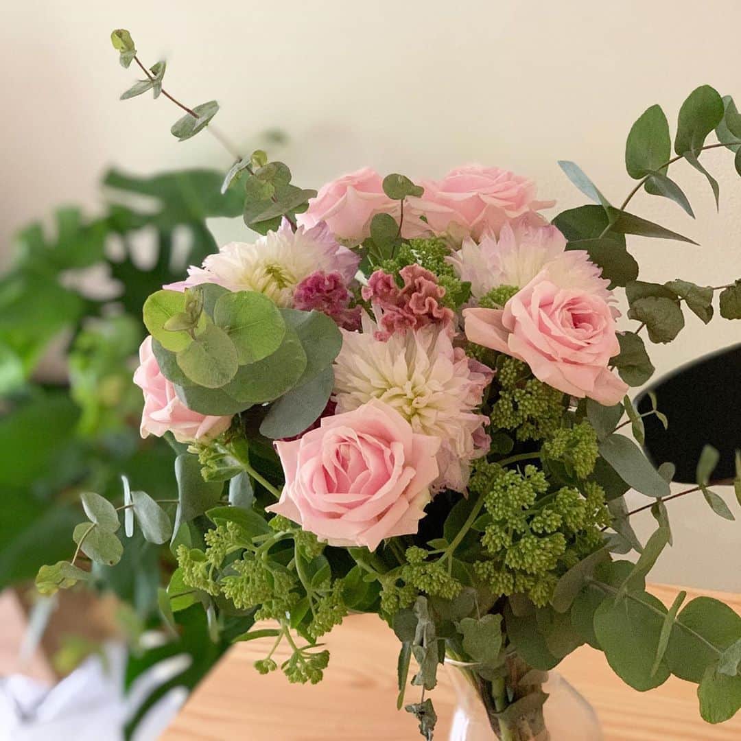 中林美和さんのインスタグラム写真 - (中林美和Instagram)「綺麗だなあ可愛いなあ♡ お祝いにってサプライズで頂いたお花。 おめでとうと急に言われると 何のことだろう？！ってビックリしてしまうのですが、 娘のことながら、すごく嬉しい。 綺麗なお花をありがとう😊  #お花に癒される#ありがとう @kanavelnica」7月26日 12時29分 - miwanakabayashi