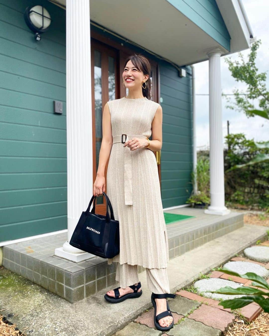 石井里奈さんのインスタグラム写真 - (石井里奈Instagram)「こんにちは☀️ . 昨日投稿した断食道場はぎのさと @yuukousen.official の前で📸✨ . 酵素風呂も酵素ドリンクのおかげでお肌がツルピカ✨体内から綺麗にデトックスできた感じで表情もスッキリしました💕 . おかげでニットのセットアップもすっきり着れました❤️ . setup... @mercuryduo_com  bag... @balenciaga  shoes... @tevajapan  jewelry... @charlottechesnaisjewelry  . 新作のマーキュリーのワイドリブニットセットアップワンピース👗 ニットのワンピとパンツとベルトで3点セット🙆‍♀️これ一つでオシャレに見えるし上品で大人っぽくて、カーデ羽織れば秋まで着られそう🥰❤️ . ちなみに断食道場では滞在中酵素ドリンク飲み放題なんだけど、この1万円近くするプレミアムも飲み放題🙆‍♀️✨ 体にいい三年番茶に梅エキス入れて飲んだり、本当に体内綺麗にできました✨ . 千葉房総でコンビニも近くにない場所で山の中なので、綺麗な空気の中でしっかりファスティングできますよ🙆‍♀️ . 連休も最終日✨ 今日も素敵な一日になりますように🎵 . #優光泉 #酵素ドリンク #ファスティング #断食 #断食道場 #りなまるコーデ #mercuryduo #マーキュリーデュオ #コーデ #コーディネート #ニットコーデ #セットアップ #夏コーデ #パンツコーデ #balenciaga #バレンシアガ #千葉 #千葉旅行 #房総半島 #マザー牧場 #夏休み #酵素ダイエット #ダイエット #健康 #健康食 #健康オタク #酵素風呂 #お風呂 #女子旅 #癒し」7月26日 12時30分 - ri7tin1025