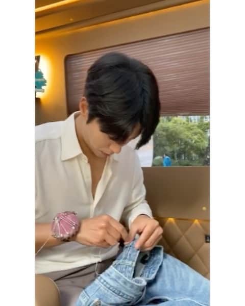 ユン・ヒョンミンのインスタグラム：「살이 빠져서 바지들이 다 커짐~ 셀프수선~🥺」