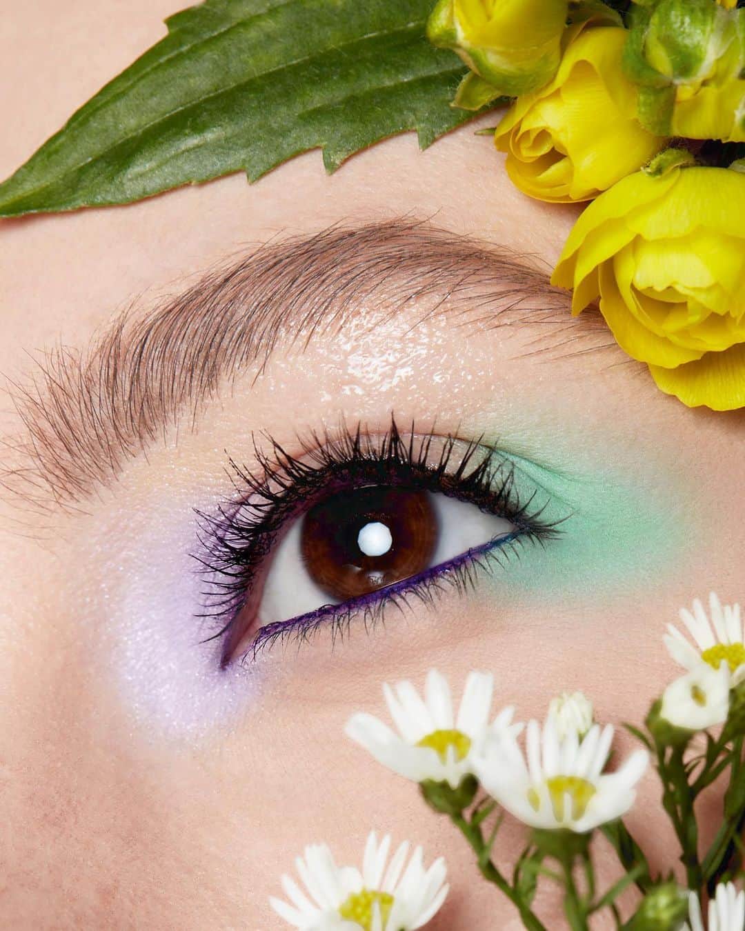 M∙A∙C Cosmetics Japanのインスタグラム：「M·A·Cではさまざまなカラー、質感のアイシャドウを豊富に取りそろえています🎨 デイリー使いにはもちろん、クリエイティブなメイクにもぴったり💋 ㅤ 【公式オンラインショップ限定特典】 ☑︎本日7月23日(木) 23:59まで全品送料無料！ ☑︎対象のM·A·Cリップ製品を含む税込8,250円以上お買い上げの方に、ミニサイズのリップスティック、「モカ」をプレゼント *7月28日(火) 23:59まで(なくなり次第終了) ＜対象リップ製品＞ ・リップスティック ・パウダーキス リップスティック ・ラブ ミー リップスティック ・パウダー キス リキッド リップカラー ・レトロ マット リキッド リップカラー ・テンダー トーク リップバーム ※上記に該当する限定コレクション製品も対象となります※ ☑︎初回ご購入のお客様へ10% OFFクーポンをプレゼント （クーポンコードwelcome） ㅤ #MACCosmeticsJapan #MACCosmetics #MAC #MACコスメ #マックコスメ #コスメ#コスメ紹介#コスメ好き#コスメレポ #化粧品 #デパコス #コスメ部 #コスメマニア #メイク好き#メイク道具#美容大好き#美容好き#メイクプロセス#トレンドメイク#夏メイク#メイクテク#アイメイク#アイシャドウ#グラデーション#アイシャドウパレット#一重メイク#スモールアイシャドウ#キラキラ#キラキラメイク」