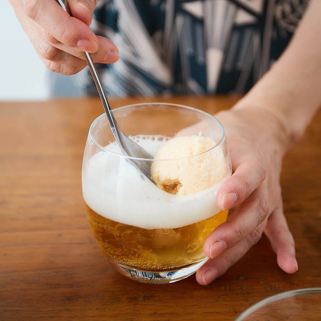 Hanako公式さんのインスタグラム写真 - (Hanako公式Instagram)「ビール×バニラアイスでビールフロート🍦﻿ ちょい足しでできる「ビアカクテル」アレンジ。﻿ ﻿ ﻿ クリームソーダやコーヒーフロートもいいですが、アイスはビールにも合うんです！こちらは、ビールにバニラアイスをのせるだけの「ビールフロート」。ビールに甘味が加わって、スイーツ感覚に。「シャリシャリ食感のアイスだと、より爽快感が出ます。お好みのアイスでステップアップしていってもいいかもしれません」﻿ ﻿ 【用意するもの】﻿ ・ビール﻿ ・バニラアイス﻿ ﻿ 【作り方】﻿ 1.ビールをグラスに注ぐ。﻿ 2.バニラアイスをすくってビールにのせたら完成！﻿ ﻿ ●Navigator／児島麻理子﻿ ライター・PRコンサルタント。出版社を経て、2008年より洋酒メーカーで広報を担当。現在は独立し、飲食・ライフスタイルの分野でライター、PRコンサルタントとして活動。趣味はアートとバーを楽しむこと。これまでに世界7ヶ国以上の蒸留所やバーをめぐる。Hanako.tokyoで『児島麻理子の「TOKYO、会いに行きたいバーテンダー」』を連載中。﻿ ﻿ #Hanako #Hanako_magazine #stayhome #おうちカフェ#家飲み #宅飲み #ビアカクテル #クラフトビール #お酒レシピ#ビール好き #ひとり呑み #せんべろ #おすすめ酒 #おつまみ部 #フロート#アイス好き」7月26日 12時39分 - hanako_magazine