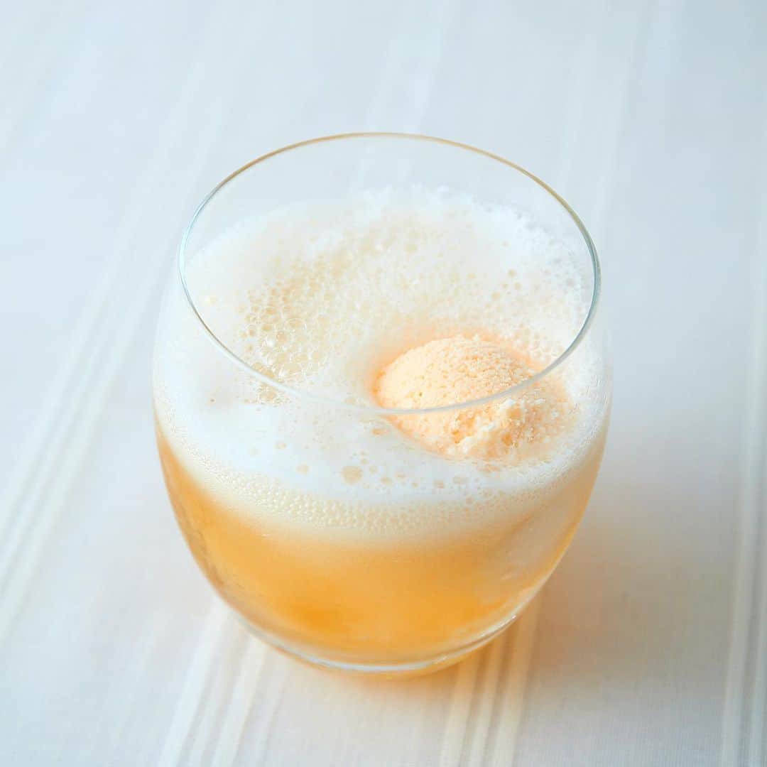 Hanako公式さんのインスタグラム写真 - (Hanako公式Instagram)「ビール×バニラアイスでビールフロート🍦﻿ ちょい足しでできる「ビアカクテル」アレンジ。﻿ ﻿ ﻿ クリームソーダやコーヒーフロートもいいですが、アイスはビールにも合うんです！こちらは、ビールにバニラアイスをのせるだけの「ビールフロート」。ビールに甘味が加わって、スイーツ感覚に。「シャリシャリ食感のアイスだと、より爽快感が出ます。お好みのアイスでステップアップしていってもいいかもしれません」﻿ ﻿ 【用意するもの】﻿ ・ビール﻿ ・バニラアイス﻿ ﻿ 【作り方】﻿ 1.ビールをグラスに注ぐ。﻿ 2.バニラアイスをすくってビールにのせたら完成！﻿ ﻿ ●Navigator／児島麻理子﻿ ライター・PRコンサルタント。出版社を経て、2008年より洋酒メーカーで広報を担当。現在は独立し、飲食・ライフスタイルの分野でライター、PRコンサルタントとして活動。趣味はアートとバーを楽しむこと。これまでに世界7ヶ国以上の蒸留所やバーをめぐる。Hanako.tokyoで『児島麻理子の「TOKYO、会いに行きたいバーテンダー」』を連載中。﻿ ﻿ #Hanako #Hanako_magazine #stayhome #おうちカフェ#家飲み #宅飲み #ビアカクテル #クラフトビール #お酒レシピ#ビール好き #ひとり呑み #せんべろ #おすすめ酒 #おつまみ部 #フロート#アイス好き」7月26日 12時39分 - hanako_magazine