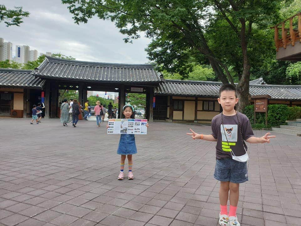 チョ・ヨヌさんのインスタグラム写真 - (チョ・ヨヌInstagram)「이안이랑 유치원친구들이랑 #민속촌  하늘도 깨끗하고 날씨도 선선해서 산책하기 딱 좋은날」7月26日 12時42分 - choyeonwoo99