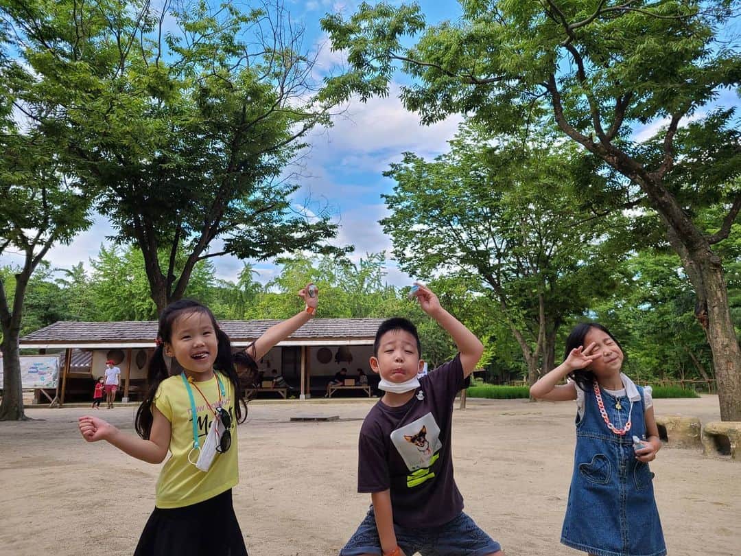 チョ・ヨヌさんのインスタグラム写真 - (チョ・ヨヌInstagram)「이안이랑 유치원친구들이랑 #민속촌  하늘도 깨끗하고 날씨도 선선해서 산책하기 딱 좋은날」7月26日 12時42分 - choyeonwoo99