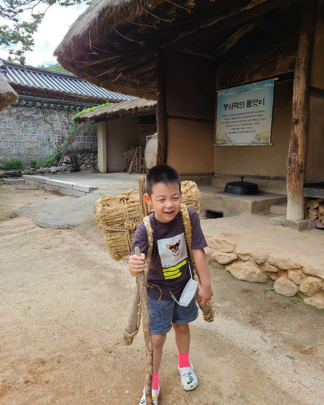 チョ・ヨヌのインスタグラム：「힘 쓰는건 잘 하는데.... 미술 실력은 그닥 ㅠㅠ  #마스크만들기체험 #미술은포기 #노을이다한날 #6살라이프」
