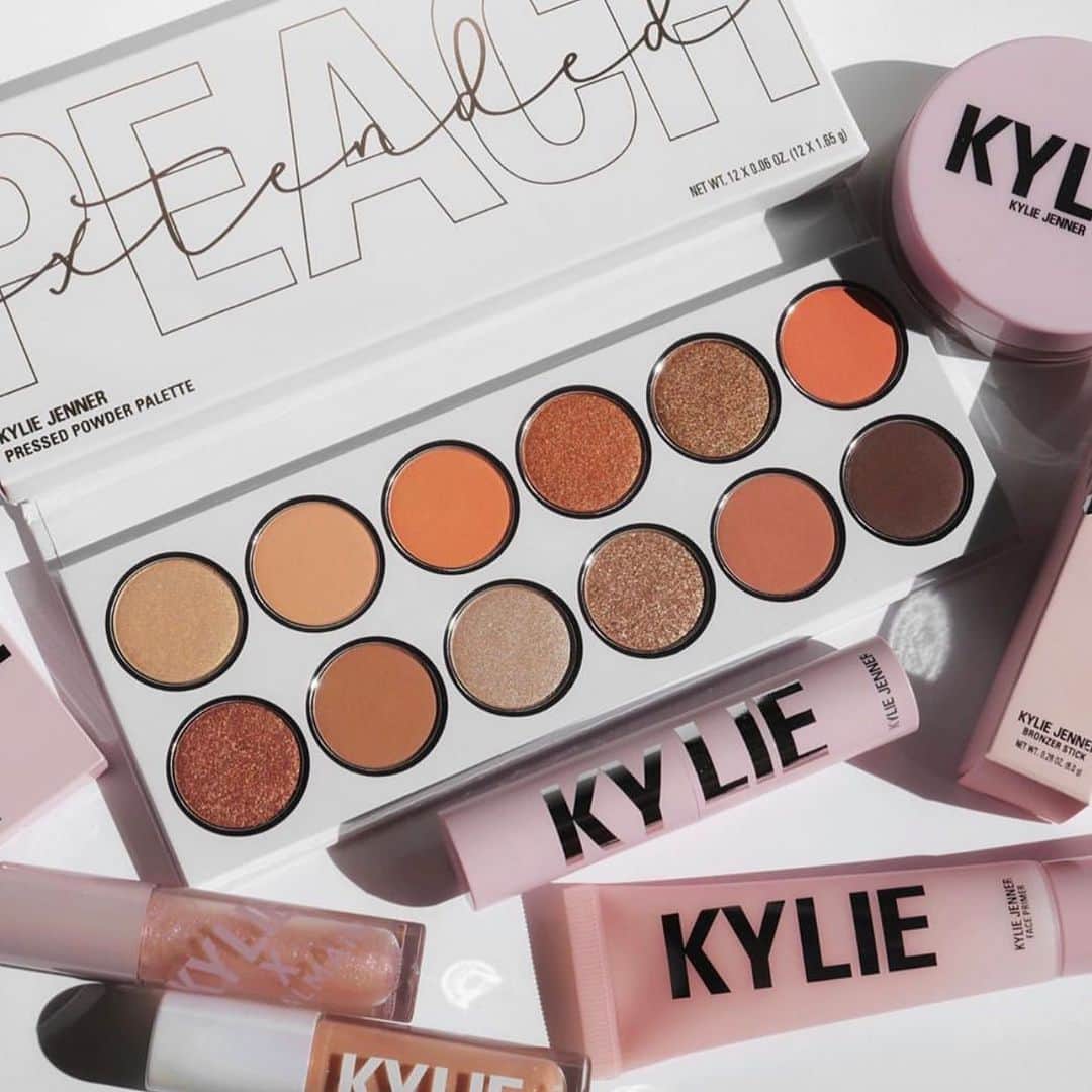 Kylie Cosmeticsさんのインスタグラム写真 - (Kylie CosmeticsInstagram)「the perfect everyday palette 🍑 love this shot of @makeup2themaxx’s Kylie favs ✨」7月26日 12時47分 - kyliecosmetics