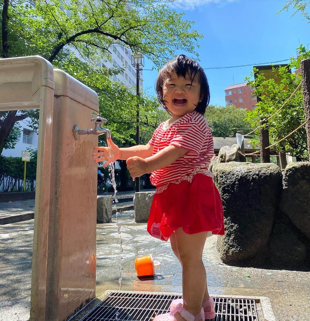 庄司ゆうこさんのインスタグラム写真 - (庄司ゆうこInstagram)「昨日インスタにここの水遊び出来る公園をアップしたらかりんちゃんが早速行きたーいって連絡くれて、私は毎朝行ってるので合流しました❣️ くるみちゃんと3ヶ月違いだから先輩ママかりんちゃんからの話は色々と勉強になる🥺 そして思いっきり遊んだ後はアンパンマンジュースをGET🍹 満足気に飲むももちゃん🤣 飲み切っても、この自動販売機から離れず大変でした😂笑 #公園#水遊び#毎朝の日課#誰か一緒に行こう#こどものいる暮らし#女の子ママ#先輩ママ#1歳3ヶ月#ももちゃんです🤗」7月26日 22時17分 - yuko.shoji