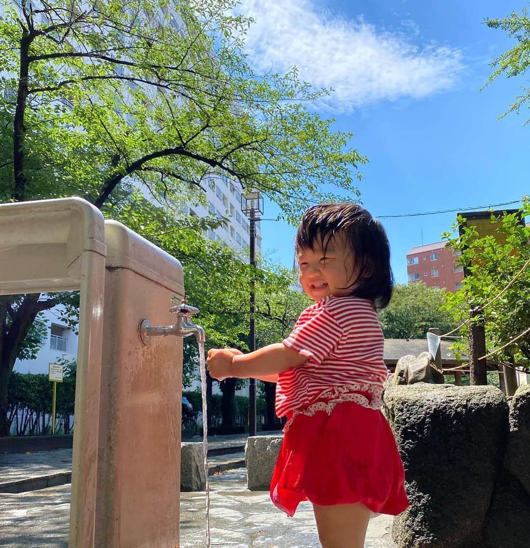 庄司ゆうこさんのインスタグラム写真 - (庄司ゆうこInstagram)「昨日インスタにここの水遊び出来る公園をアップしたらかりんちゃんが早速行きたーいって連絡くれて、私は毎朝行ってるので合流しました❣️ くるみちゃんと3ヶ月違いだから先輩ママかりんちゃんからの話は色々と勉強になる🥺 そして思いっきり遊んだ後はアンパンマンジュースをGET🍹 満足気に飲むももちゃん🤣 飲み切っても、この自動販売機から離れず大変でした😂笑 #公園#水遊び#毎朝の日課#誰か一緒に行こう#こどものいる暮らし#女の子ママ#先輩ママ#1歳3ヶ月#ももちゃんです🤗」7月26日 22時17分 - yuko.shoji