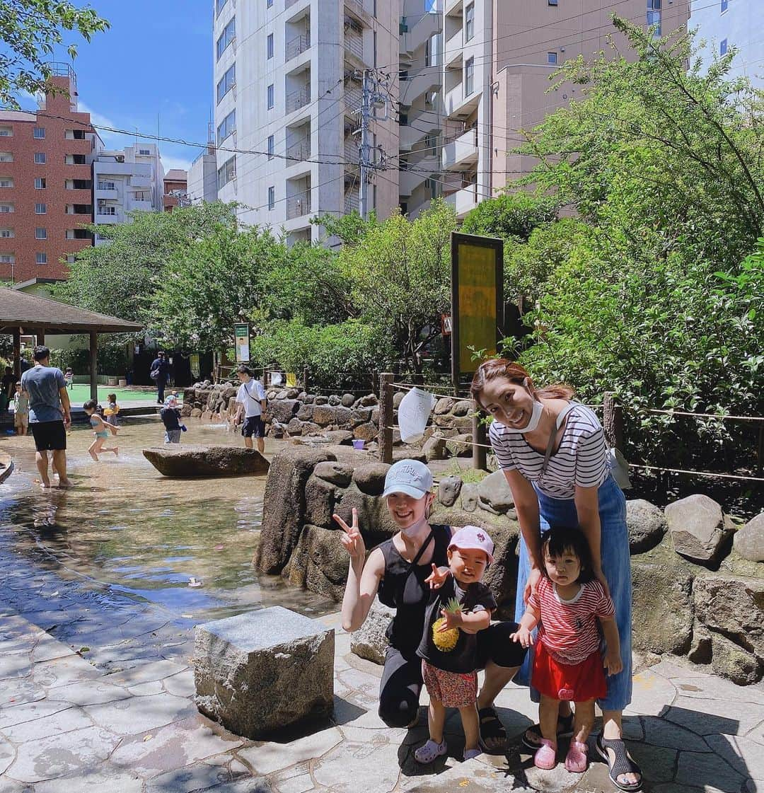 庄司ゆうこさんのインスタグラム写真 - (庄司ゆうこInstagram)「昨日インスタにここの水遊び出来る公園をアップしたらかりんちゃんが早速行きたーいって連絡くれて、私は毎朝行ってるので合流しました❣️ くるみちゃんと3ヶ月違いだから先輩ママかりんちゃんからの話は色々と勉強になる🥺 そして思いっきり遊んだ後はアンパンマンジュースをGET🍹 満足気に飲むももちゃん🤣 飲み切っても、この自動販売機から離れず大変でした😂笑 #公園#水遊び#毎朝の日課#誰か一緒に行こう#こどものいる暮らし#女の子ママ#先輩ママ#1歳3ヶ月#ももちゃんです🤗」7月26日 22時17分 - yuko.shoji