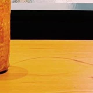 のインスタグラム：「長崎県五島列島の新上五島に昨年12月にオープンしたHOTEL AOKA KAMIGOTO ホテルアオカ上五島に、作品が４点常設される事になりました。  フロントには五島の名産 椿の作品が、四季で色を変え出迎えてくれるようにと制作しました。  各展示にはステートメント、ライブラリーには１冊のみ作品プロセスをZINEにして置いてありますので、そちらを読んで実際に観て感じて頂けたらと思います。  私としましては、これまで個展やグループ展などで展示をしていましたが、常設というのは一つの目標でもあったのでとても感慨深く、ホテルと共に作品があり続けられる事、本当に嬉しく思います。  #art #artwork #sayakaena #長崎 #五島列島 #上五島 #新上五島 #ホテルアオカ上五島 #教会 #五島 #建築 #隠れキリシタン #椿 #プリズム #旅　　#アート #hotel #hotelaoka #Architecture #hotelaokakamigoto #church #tsubaki #prism  #GotoIslands #Stainedglass #mirror #interior #Contemporaryart」