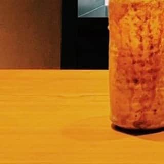 のインスタグラム：「長崎県五島列島の新上五島に昨年12月にオープンしたHOTEL AOKA KAMIGOTO ホテルアオカ上五島に、作品が４点常設される事になりました。  フロントには五島の名産 椿の作品が、四季で色を変え出迎えてくれるようにと制作しました。  各展示にはステートメント、ライブラリーには１冊のみ作品プロセスをZINEにして置いてありますので、そちらを読んで実際に観て感じて頂けたらと思います。  私としましては、これまで個展やグループ展などで展示をしていましたが、常設というのは一つの目標でもあったのでとても感慨深く、ホテルと共に作品があり続けられる事、本当に嬉しく思います。  #art #artwork #sayakaena #長崎 #五島列島 #上五島 #新上五島 #ホテルアオカ上五島 #教会 #五島 #建築 #隠れキリシタン #椿 #プリズム #旅　　#アート #hotel #hotelaoka #Architecture #hotelaokakamigoto #church #tsubaki #prism  #GotoIslands #Stainedglass #mirror #interior #Contemporaryart」