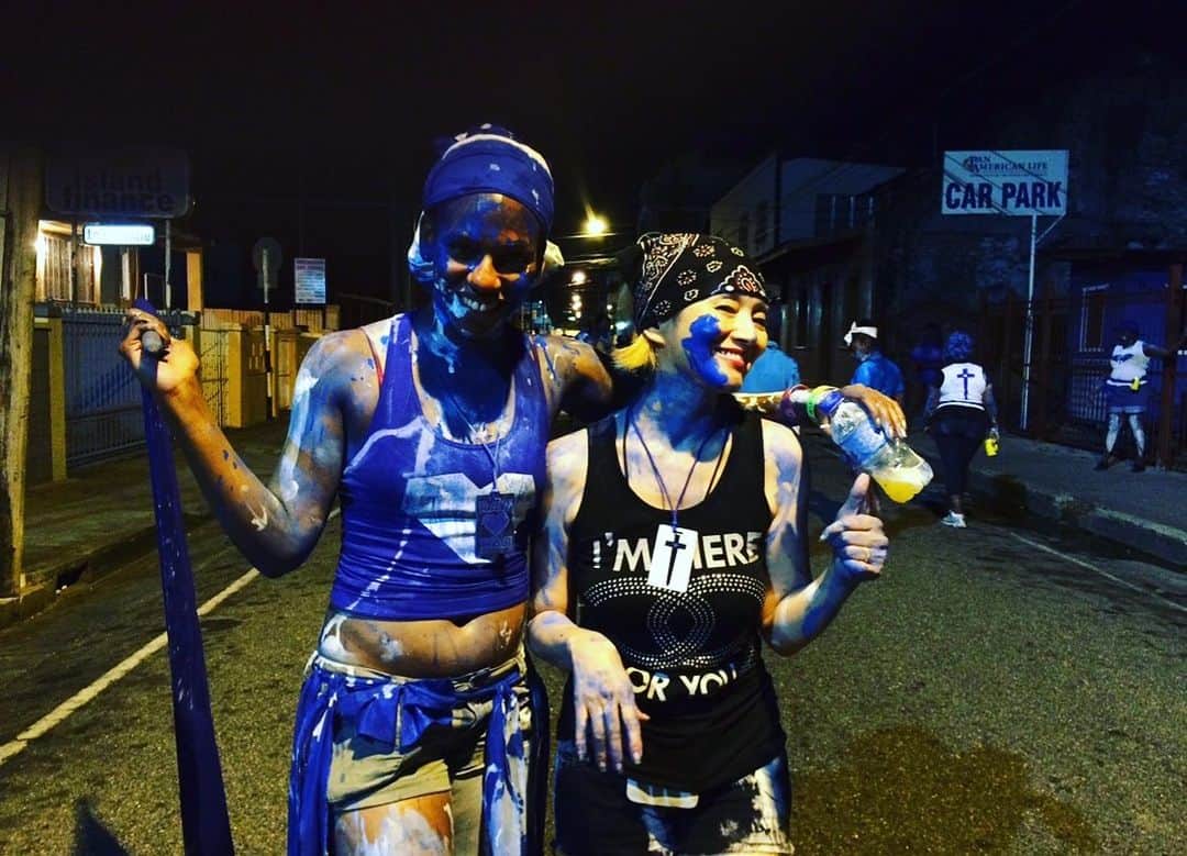 夏木マリさんのインスタグラム写真 - (夏木マリInstagram)「世界三大カーニバルのひとつ、 トリニダード・トバゴのお祭‼︎ 「ジュヴェ」の前夜祭！  スティールパンのお祭りです！ 知らない人が、青いペンキを塗りにくる👣  ーーSo exciting!ーーーー  #journey #おもひで #trinidadandtobago 🇹🇹  #natsukirock #夏木マリ  @mari_natsuki」7月26日 22時14分 - mari_natsuki