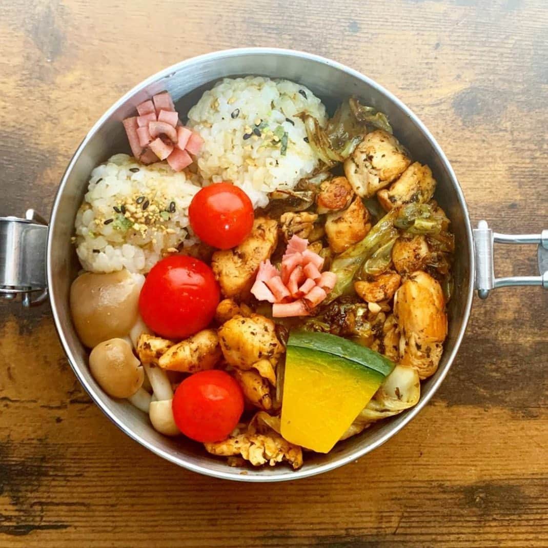 のインスタグラム：「.﻿ 【FOOD🍴】﻿ ﻿ ダイエット中のお弁当🍱﻿ ﻿ ささみとキャベツのゆかり炒め﻿ おにぎり﻿ しめじ﻿ トマト﻿ パストラミ﻿ ﻿ ささみでタンパク質を…﻿ ﻿ 野菜もしっかり摂ってバランスの良いお弁当！﻿ ﻿ Photo by @27.eating  ﻿  ===========================﻿ ﻿ ﻿ #b_and_mag」