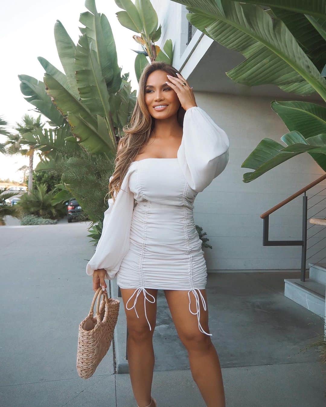 ダフネ・ジョイのインスタグラム：「Obsessed w this cute @fashionnova dress! I just love the sleeves! Happy Sunday everyone xoxox! ☀️ fashionnovapartner」