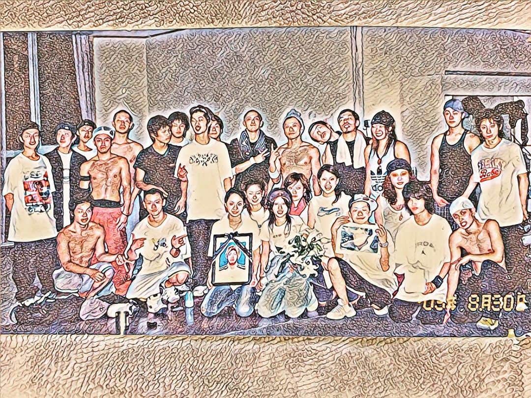 HAYATOのインスタグラム：「久しぶり、どうしたんだよ髭なんか生やして 肌の色も真っ黒だしヒッピーみたいじゃんか 随分と遠くまで行ってきたらしいじゃん 何か掴んだかよ？とりあえずは飲もうぜ みんなお前のこと何気に心配してたんだ みんなっつうと、そう いつものメンツのことなんだけど 今日はちょっと忙しくて来れないみたいなんだ だからえっと、そうだな 二人だけで話そう それにしてもみんないつの間にかいなくなるよな だから別にそれがどうってわけでもないんだけど 最後に挨拶くらいしていってほしいっていうか まあ別にそんなことどうでもいいんだけどさ  そういえば昔さ、いつだったっけ覚えてる？ 流星群がくるからって校庭に集まって 寝そべって夜空を眺めてたんだけど 時間だけが流れて星なんか流れないの あぁ今俺もしかして上手いこと言ったかな～ 寒かったな～あれもう二度とやりたくないけど 次の流星群っていつくるんだろうね？ まあ別にそんなことどうでもいいんだけどさ  そうやって俺達はいつまでも待ってた 来はしないとわかってながらいつまでも待ってた 俺達の知る限り時間ってやつは止まったり戻ったりはしない ただ前に進むだけだ だから今日は戻らない日々を思い出して笑おう 今日だけ、今日だけは思い出して笑おう こういうのってあんまり格好良くはないけど 初めから俺達は格好良くなんてないしな  俺達っていつかさぁ結婚とかすんのかな？ 子供とかできてさ、庭付き一戸建てとかをローン組んで買ったら できた気になるかな、ってこの話前にも聞いた気がするわすまんね とりあえず今んとこは彼女とかもいないし 全くお金もないから可能性はゼロだね そういえばお前んとこのあの彼女どうしてんの？ たまに俺に貸してよってこれも前に言ったか  冗談はいいとして同窓会どうする？ 行かないよなぁ行ったって話すこともないしな 大体どんな顔して行きゃいいって言うんだよ 自慢できることなんてひとつだってないのに あの頃って何にでもなれる気がしてたよなぁ いや実際頑張ればなんにでもなれたか でもこうやっていろんなことが終わってくんだもんなって いや、始まってすらいないか  そうやって俺達はいつまでも待ってた 来たるべき何かが来ると信じ待ってた グラスの中の氷はとっくに溶けてなくなって 俺達以外にもう人は誰もいなくなってた だから今日はありもしない未来について語ろう 今日だけ、今日だけは思い描いて語ろう こういうのってあんまり格好良くはないけど 大丈夫、俺達のことなんて誰も見ちゃいないよ  待ってた、俺達はいつまでも待ってた 来はしないとわかってながらいつまでも待ってた 俺達の知る限り時間ってやつは止まったり戻ったりはしない ただ前に進むだけだから今日は戻らない日々を思い出して笑おう 今日だけ、今日だけは思い出して笑おう こういうのってあんまり格好良くはないけど 初めから俺たちは格好良くなんてないしなぁ  『Pellicule』 不可思議/wonderboy  あれから17年。  また笑顔で会えるように。」