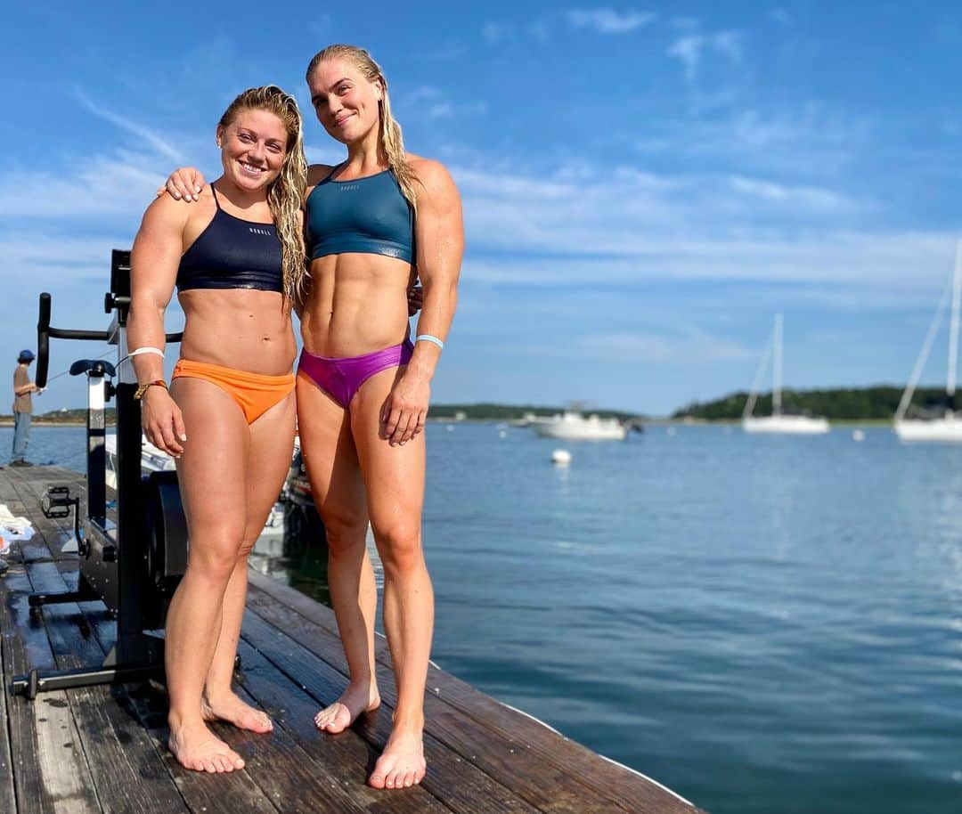 Katrin Tanja Davidsdottirさんのインスタグラム写真 - (Katrin Tanja DavidsdottirInstagram)「Lil fishy morning 🐠✨💦☀️ We’ve been working a lot on swimming down here on the cape & today we did swimming in a workout - It’s time for me to get comfortable with a high HR in the water! - 5RFT: 15 cal C2 bike 150m (ish) swim - Love having my @toridysonnn with me on weekends ☺️💋❤️ // @comptrain.co #CompTrainAthlete @benbergeron #BuiltByBergeron @mayakg3532 @heatherkbergeron - (Also for anyone interested: video #4 😂 everything was going wrong. My cap + full goggles (minor) but actually Tori .. good lil slip, and another slip ouch ahahaha handled it like a champ though 👑)」7月26日 22時34分 - katrintanja