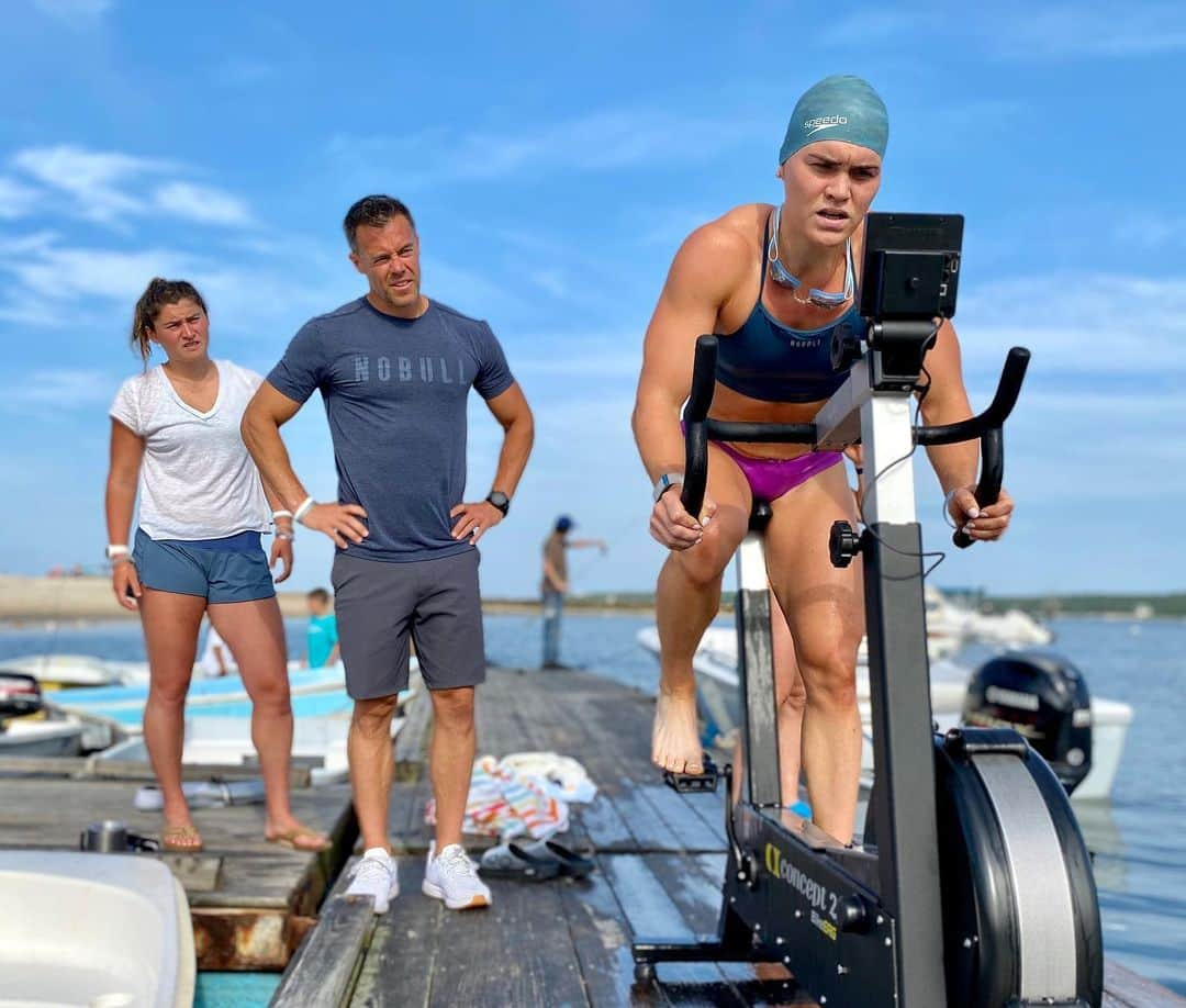 Katrin Tanja Davidsdottirさんのインスタグラム写真 - (Katrin Tanja DavidsdottirInstagram)「Lil fishy morning 🐠✨💦☀️ We’ve been working a lot on swimming down here on the cape & today we did swimming in a workout - It’s time for me to get comfortable with a high HR in the water! - 5RFT: 15 cal C2 bike 150m (ish) swim - Love having my @toridysonnn with me on weekends ☺️💋❤️ // @comptrain.co #CompTrainAthlete @benbergeron #BuiltByBergeron @mayakg3532 @heatherkbergeron - (Also for anyone interested: video #4 😂 everything was going wrong. My cap + full goggles (minor) but actually Tori .. good lil slip, and another slip ouch ahahaha handled it like a champ though 👑)」7月26日 22時34分 - katrintanja