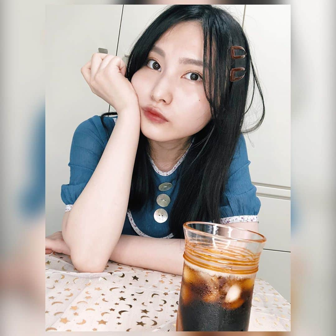 福岡聖菜さんのインスタグラム写真 - (福岡聖菜Instagram)「なつの。  7月の生写真もおうちでの撮影。 1枚目はとってもお気に入りなのに なぜかボツになってしまったのでここに☺️  テーマは夏のおうち時間 ワンピースにアイスコーヒー、ジンジャエール、読書。 お気に入りを詰め込んで。  one-piece→ #lebeccaboutique   #夏　#おうち時間　#おうち撮影  #akb48 #sleep #私とあなたの邂逅ワンピース」7月26日 22時29分 - seina___ff