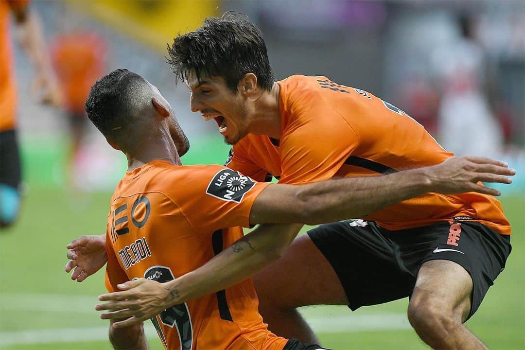 グスタヴォ・ルーカス・ドミンゲス・ピアソンのインスタグラム：「Imagem que define a época. Jogo que define a época. Alegria em ver ele como um dos artilheiros da liga, alegria em ver a equipa vencendo mais um jogo muito difícil. Nesse ponto ainda não sabiamos da classificação para a europa mas a alegria transbordou em ver que nosso trabalho e entrega tava dando resultado mais uma vez. Muito feliz por cada um de nos, lutamos muito e jogamos muito! Obrigado a todos pelo apoio, a chegada em Vila do Conde ontem foi linda 💚 @rioavefc」