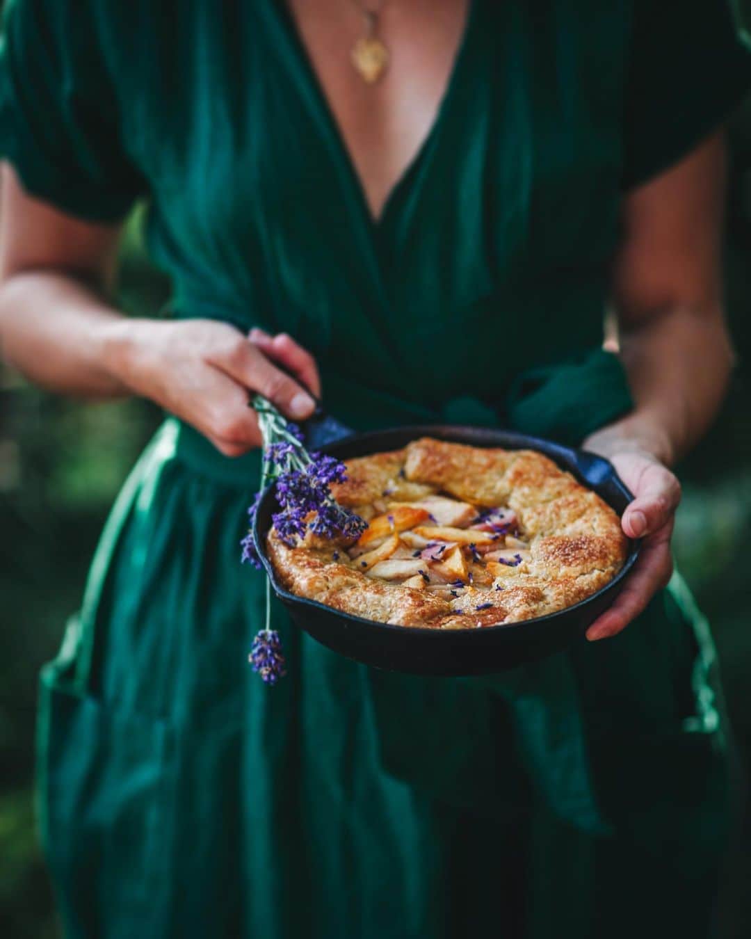 Linda Lomelinoのインスタグラム：「New blogpost! This Peach Galette with Pistschio Frangipane and Lavender is now up on the blog 🌿🍑 Best served with crème fraîche whipped cream 🤤 Find the post on callmecupcake.se or through the link in my profile!」