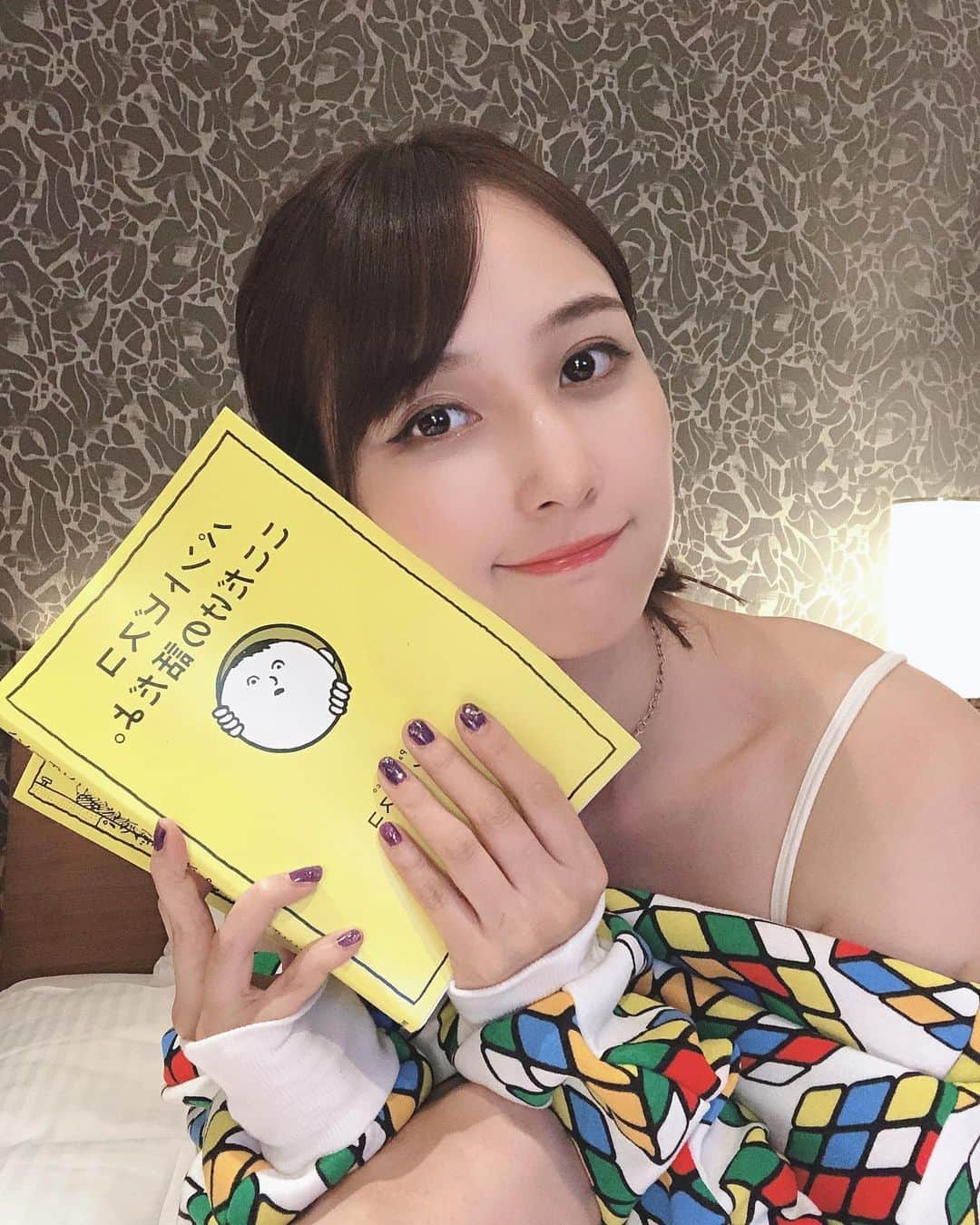 はりーさんのインスタグラム写真 - (はりーInstagram)「旅のお供は @pantovisco さんの ここだけの話だよ〜🤫💕🌻 サイコパスオが面白い🎰 そして読みやすいから移動の新幹線でも酔うことなく読めました👼🐾 撮影のときはパント氏の 本を持ち歩いてね🥊 今もホテルで読んでます🏨 in京都撮影🏯 #1日1りら #パントビスコ」7月26日 22時31分 - kirarin_harry_official