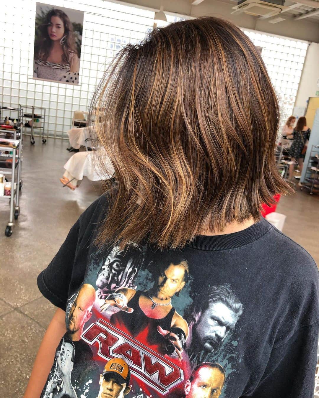神能裕貴のインスタグラム：「. "ラフで適当がカッコいい" . . 【エフォートレスカット】 ◉ラフに決まるセットも簡単なカット. ◉飾らず、抜け間のある雰囲気に！ ◉軽やかで美しい女性. . . 【シャドールーツ】 ◉根元のコントラストでクールな印象へ. ◉伸びても根元が気にならない！ ◉自信と魅力のある女性.  以上の効果が期待できます💫  #effortlesscut#balayage#highlight#shadowroot#ombre #オンブレ#オンブレカラー#ハイライト#バレイライト#バレイヤージュ#海外ヘアー#リアル海外ヘアー#ラフカット#エフォートレスカット#ラフで適当がカッコいい#ラフで色気のあるヘアー#SHIMA」