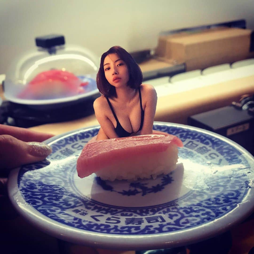 香衣さんのインスタグラム写真 - (香衣Instagram)「握りしゃりしゃぶり  #握り飯#寿司#びんとろ #まわり寿司#まぐろ #赤身#くら寿司 #香衣#お味はいかが  #fxxingrabbits #fr2 #bikini#水着#女体盛り #女体盛り皿 #エロポップ#エロ#すけべ #ビキニ#ぺろり#あーん」7月26日 22時52分 - kaicai