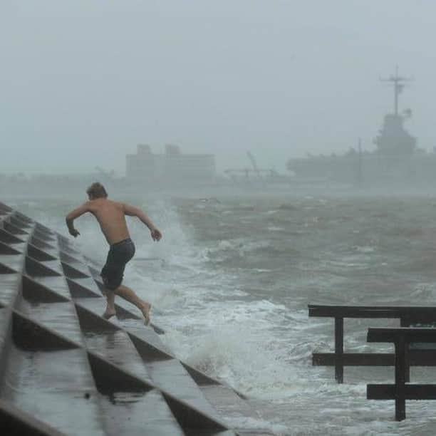 Primer Impactoさんのインスタグラム写真 - (Primer ImpactoInstagram)「El huracán #Hanna tocó tierra en #PadreIsland, en el sur de #Texas, y se debilitó a tormenta tropical.  Hanna provocó fuertes lluvias y vientos en el noreste de México y en el sur de Texas, en donde se vivieron apagones en varias áreas.  El gobernador del estado, #GregAbbott, había había mitido una declaración de desastre para 32 condados por el paso de Hanna.  Pero según el último parte del Centro Nacional de Huracanes, la tormenta tropical se está moviendo hacia el oeste-suroeste a cerca de 9 mph (15 km/h) y se espera que este movimiento continúe hasta el lunes.   Más información en el link de nuestra biografía.  Fotos: Eric Gay/AP.  #PrimerImpacto.」7月26日 22時47分 - primerimpacto