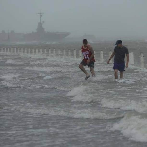 Primer Impactoさんのインスタグラム写真 - (Primer ImpactoInstagram)「El huracán #Hanna tocó tierra en #PadreIsland, en el sur de #Texas, y se debilitó a tormenta tropical.  Hanna provocó fuertes lluvias y vientos en el noreste de México y en el sur de Texas, en donde se vivieron apagones en varias áreas.  El gobernador del estado, #GregAbbott, había había mitido una declaración de desastre para 32 condados por el paso de Hanna.  Pero según el último parte del Centro Nacional de Huracanes, la tormenta tropical se está moviendo hacia el oeste-suroeste a cerca de 9 mph (15 km/h) y se espera que este movimiento continúe hasta el lunes.   Más información en el link de nuestra biografía.  Fotos: Eric Gay/AP.  #PrimerImpacto.」7月26日 22時47分 - primerimpacto