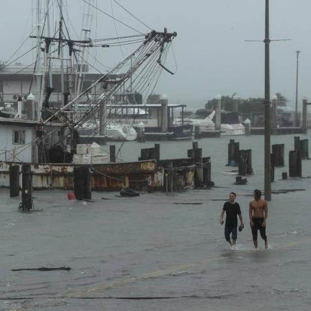 Primer Impactoさんのインスタグラム写真 - (Primer ImpactoInstagram)「El huracán #Hanna tocó tierra en #PadreIsland, en el sur de #Texas, y se debilitó a tormenta tropical.  Hanna provocó fuertes lluvias y vientos en el noreste de México y en el sur de Texas, en donde se vivieron apagones en varias áreas.  El gobernador del estado, #GregAbbott, había había mitido una declaración de desastre para 32 condados por el paso de Hanna.  Pero según el último parte del Centro Nacional de Huracanes, la tormenta tropical se está moviendo hacia el oeste-suroeste a cerca de 9 mph (15 km/h) y se espera que este movimiento continúe hasta el lunes.   Más información en el link de nuestra biografía.  Fotos: Eric Gay/AP.  #PrimerImpacto.」7月26日 22時47分 - primerimpacto