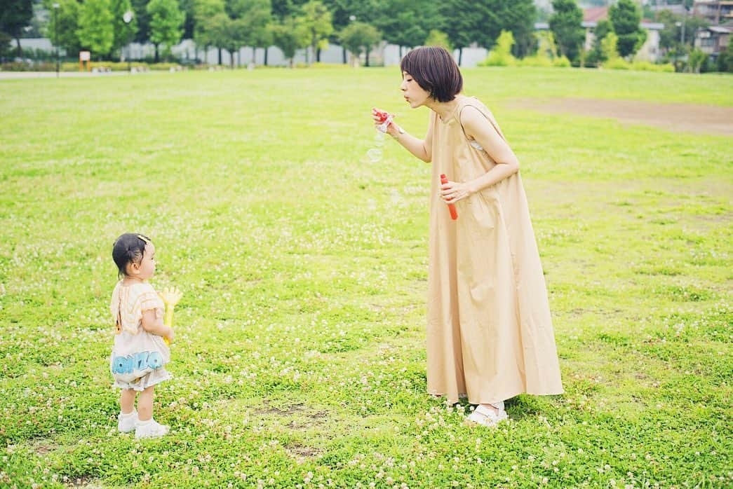 HALCALIのインスタグラム：「先月むすめの2歳の誕生日に @chihiroishino にファミリーフォトを撮ってもらいました🤍ぺぺも一緒に家族4人で撮ってもらえて嬉しかった！それがまた最高に素敵な写真なの😭🤍　👨🏻が恥ずかしがるだろうし、むすめとのツーショットだけ選んでここには載せますが👅この日はみんなでベージュトーンなお洋服にしました🤎私は普段むすめとの生活では全然着られないマキシワンピ🙈この日は超絶動きづらかった😂真剣すぎな眼差しでシャボン玉する母娘写真がお気に入りだよ！ちーちゃんありがとう🥰 #chihiphoto」