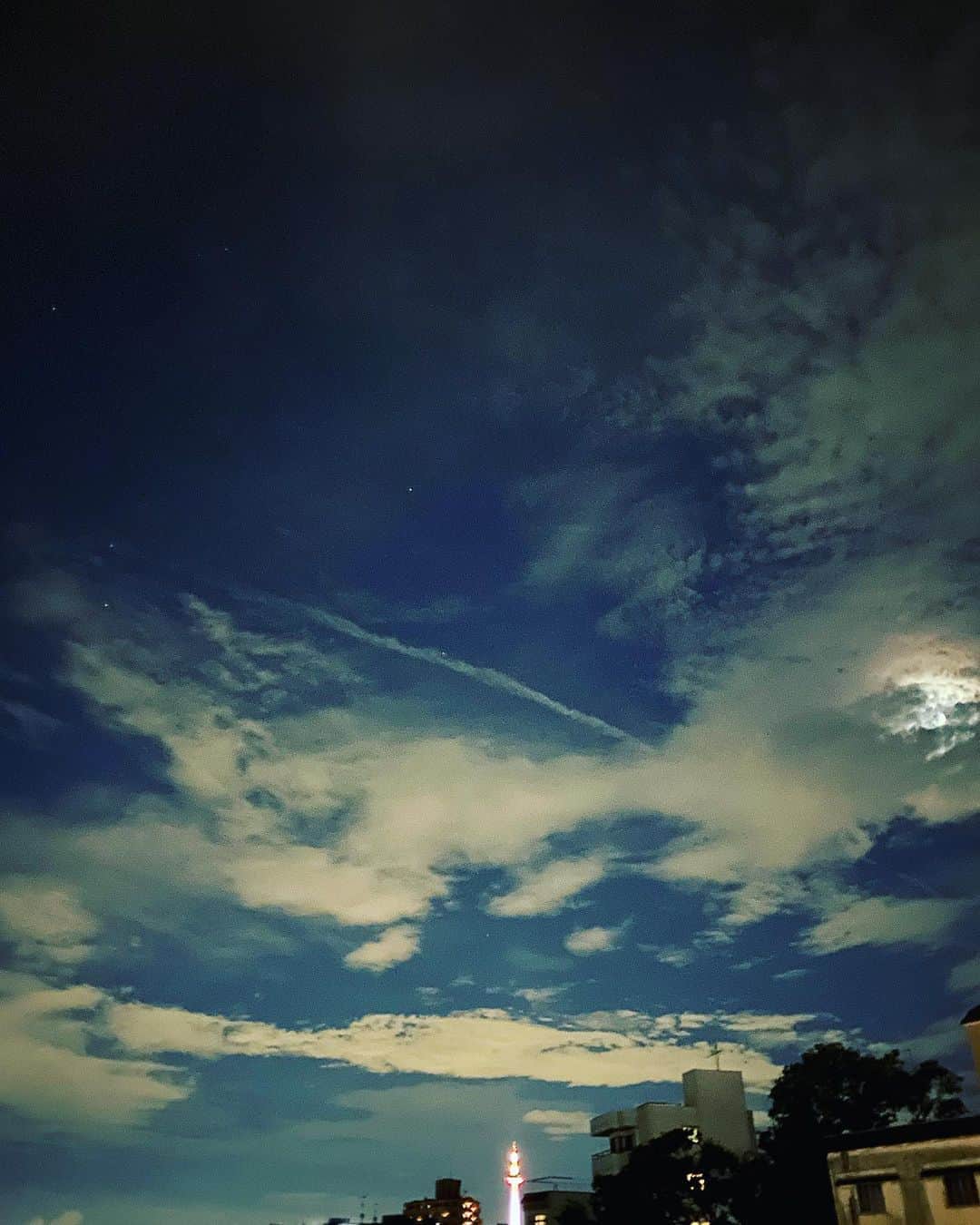 大島央照のインスタグラム：「月の光と街の光で、今日の夜の空は明るくみえましたー☺️  おやすみなさい  #月 #光 #空 #京都 #雲 #京都タワー #kyoto #sky #photo #街 #輝 #体を大切に #今を大切に #自分を大切に #smile #staysafe」