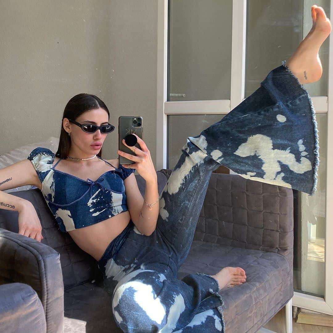 のインスタグラム：「Casual selfie time with @mazzhyk 🖤⠀⁠ Sunglasses: Dan Grint⠀⁠ ⠀⁠ ⠀⁠ #summer #selfie #selfies #sefie #selfietime #selfienation #selﬁe #jeans #denim #piercings #nostril #tattoo #tattoos #tattooed #inked #tattooing #jeansfashion #selfy #brown #young #phone #sunglasses #fashion #komono」