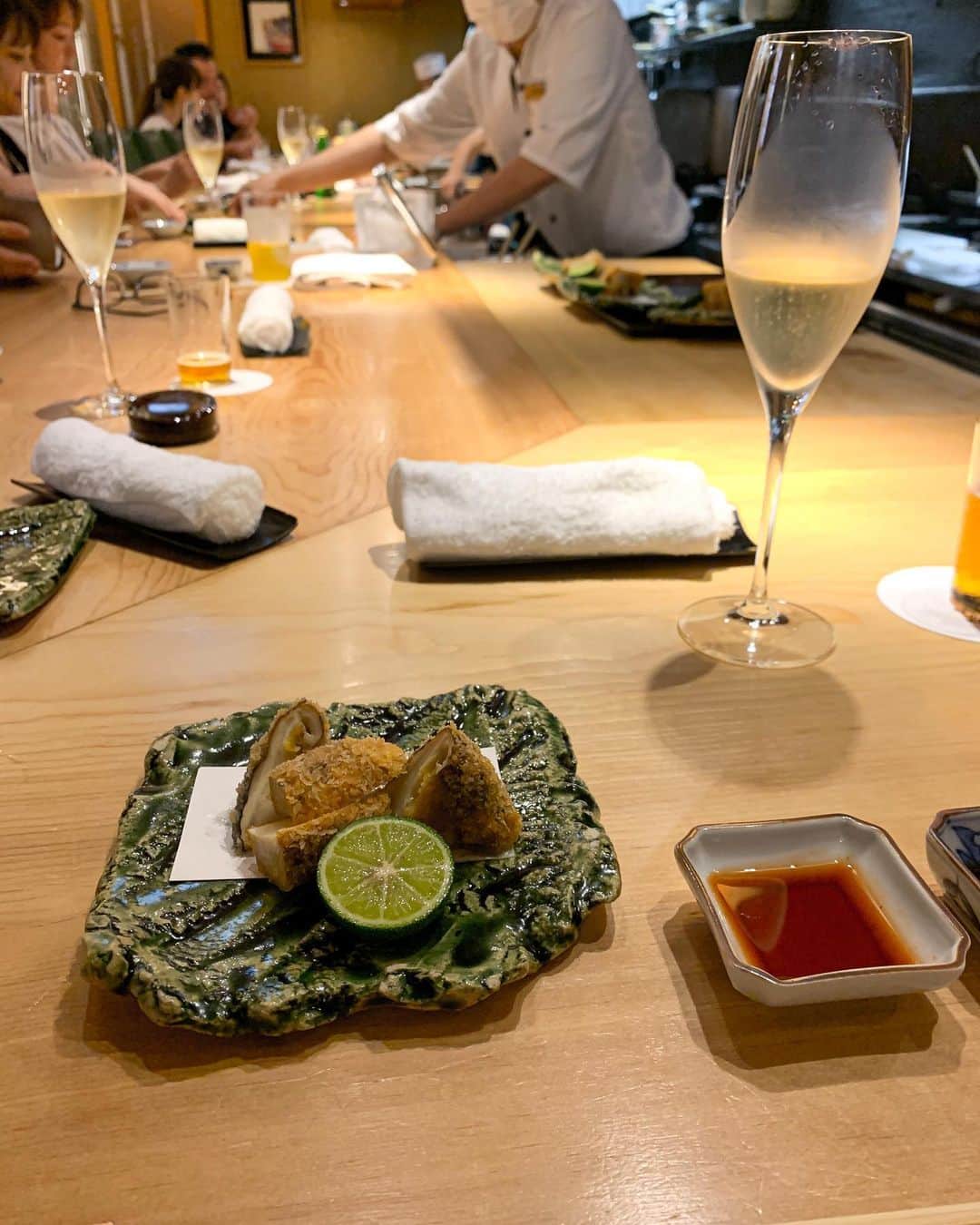 SARAさんのインスタグラム写真 - (SARAInstagram)「Kyoto food 🥂 昨日の #祇園楽味  コースでもなく、お任せでもなく、その日の仕入れの山海を好きな調理方法で好きな分だけ！🥰 自分で作るコース的な？ サンド、フカヒレステーキ、全部美味しい♡ カチョカバロの手巻き寿司、初めて食べる！ めちゃ旨🥺 家で作れるかな？ せち、ももこさん、お誘いありがとうございます♡」7月26日 23時09分 - sara_pizzo