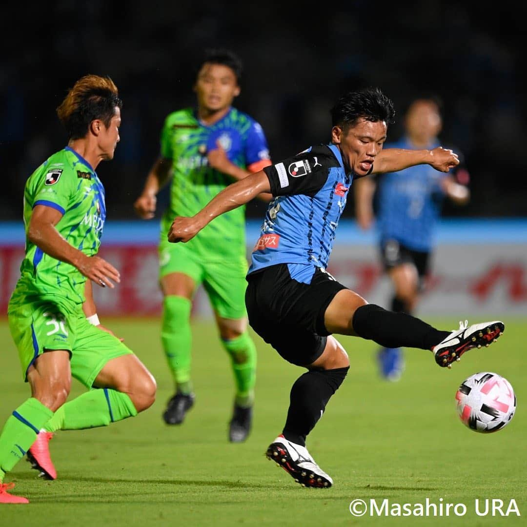 Goal Japanさんのインスタグラム写真 - (Goal JapanInstagram)「. ＼⭐️止まらない、#川崎フロンターレ⭐️／ 湘南に逆転勝利で、6連勝を達成！ (Photo: Masahiro Ura) . 🇯🇵#明治安田生命J1リーグ 第7節 🆚川崎フロンターレ 3-1 湘南ベルマーレ ⚽#タリク (57分)、#山根視来 (61分)、#三笘薫 (78分)、#田中碧 (88分)  . #soccer #football #jleague #J1 #kawasakifrontale #frontale #goaljleague #サッカー #フットボール #Jリーグ #明治安田生命Jリーグ #⚽」7月26日 23時09分 - goaljapan