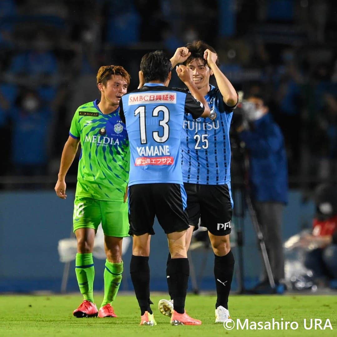 のインスタグラム：「. ＼⭐️止まらない、#川崎フロンターレ⭐️／ 湘南に逆転勝利で、6連勝を達成！ (Photo: Masahiro Ura) . 🇯🇵#明治安田生命J1リーグ 第7節 🆚川崎フロンターレ 3-1 湘南ベルマーレ ⚽#タリク (57分)、#山根視来 (61分)、#三笘薫 (78分)、#田中碧 (88分)  . #soccer #football #jleague #J1 #kawasakifrontale #frontale #goaljleague #サッカー #フットボール #Jリーグ #明治安田生命Jリーグ #⚽」