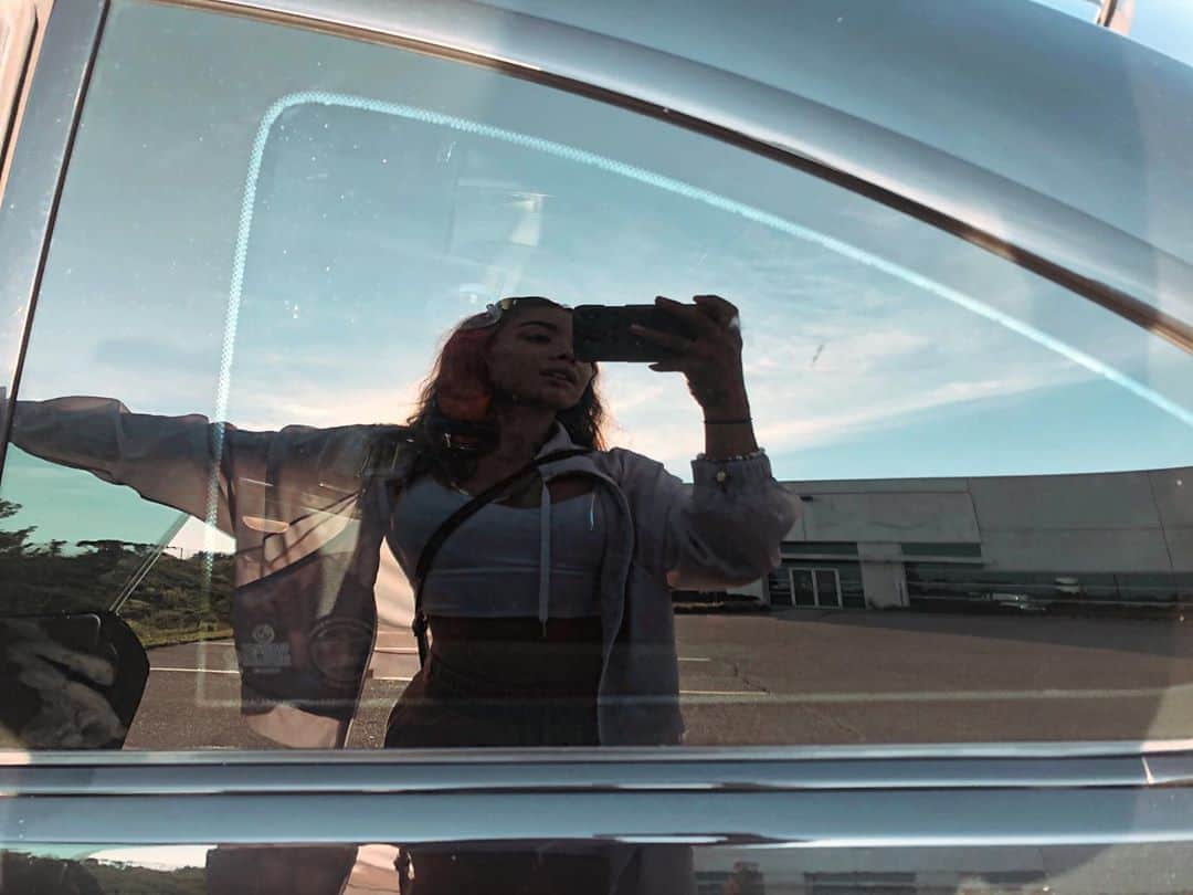 ビクトリア・ムーアズのインスタグラム：「8 am pre practice photo shoot in my car window :))☀️⛅️」