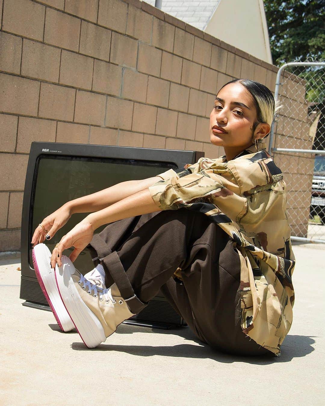 converseさんのインスタグラム写真 - (converseInstagram)「A youth art teacher and creative based in the El Sereno neighborhood of Los Angeles, Genai has made it her mission to overcome and breakdown the stigma that pursuing a creative field as a POC is childish after a certain age.⁣⁠⠀ ⁣⁠⠀ “Working with kids, teaching them a variety of art forms has meant the world to me. I get to help them find their passions, express themselves, and understand there is power in what they create.”⁣⁠⠀ ⁣⁠⠀ Check out our stories to learn more about @genaaaai and stay tuned for more from the All Stars. #ConverseAllStars」7月26日 23時16分 - converse