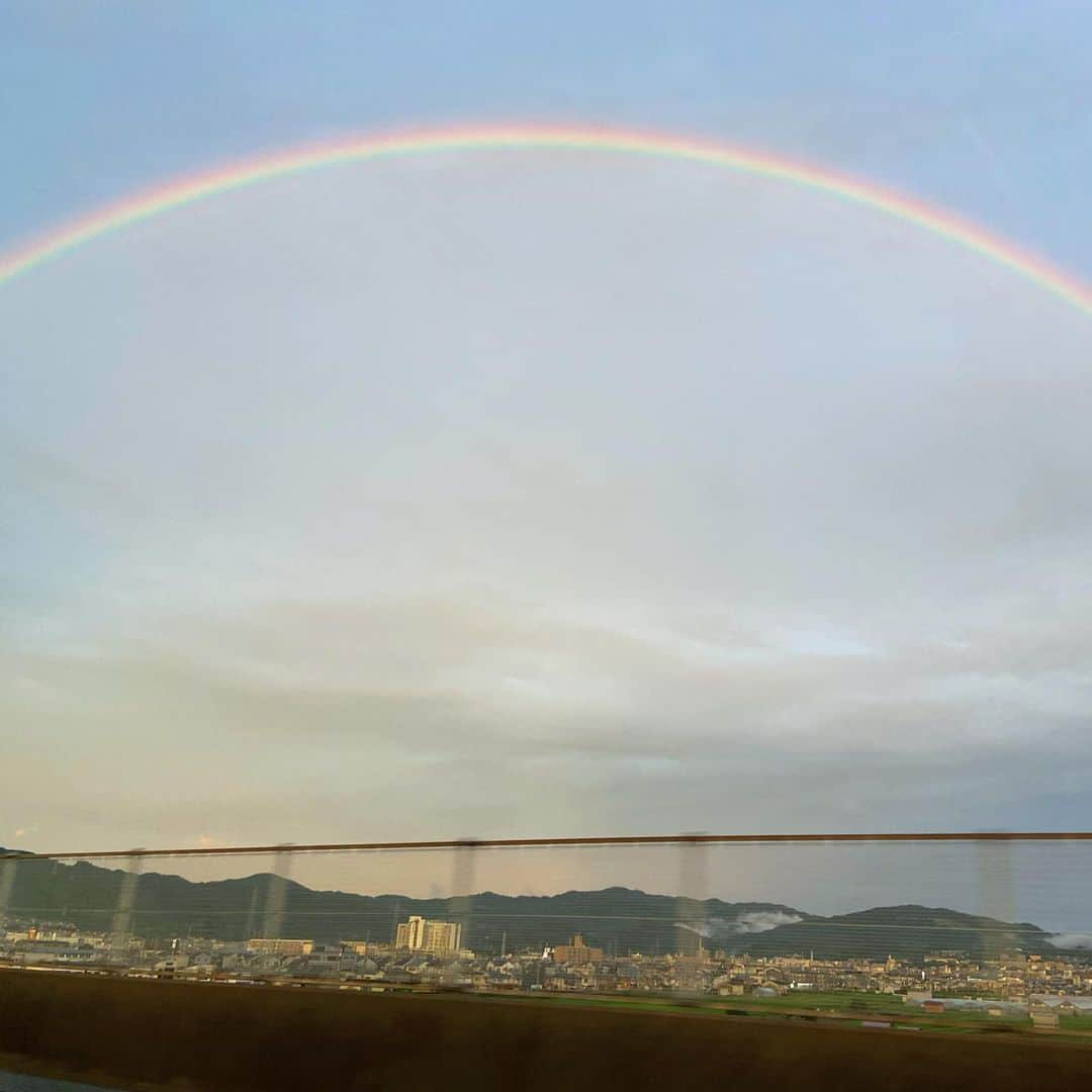 鈴木絢子さんのインスタグラム写真 - (鈴木絢子Instagram)「・ ・ 【Wレインボー🌈🌺】 もうすぐ西日本は梅雨明けの兆し。 ・ どしゃ降りの中、関東→関西へ🏢 厚い雲を抜けると、、、 京都あたりで素晴らしい虹＆夕日に遭遇🌟 ・ 縁起が良いダブルレインボー🌈 #夢を叶える #実現 #祝福 #卒業 #浄化  などを意味するそうで。 ・ 美し過ぎて、、確かに浄化された感✨ ＆夢の実現というキーワードに感化されました🌟 ・ ・ ・ #虹 #ダブルレインボー #幸運 #夕日 #夕焼け #絶景 #梅雨明け #雲 #犬バカ部 #犬との暮らし #犬好き #ダックス #働く女性 #モチベーション #夢を叶える #パワースポット #rainbow #doublerainbow #dogstagram #🌈 #🐶」7月26日 23時27分 - ayako_suzuki810