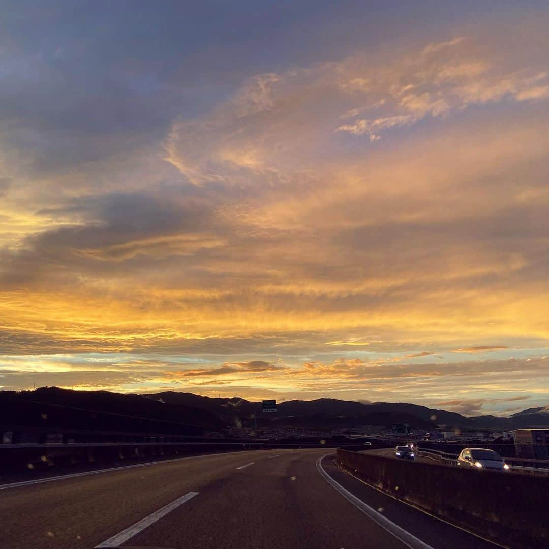 鈴木絢子さんのインスタグラム写真 - (鈴木絢子Instagram)「・ ・ 【Wレインボー🌈🌺】 もうすぐ西日本は梅雨明けの兆し。 ・ どしゃ降りの中、関東→関西へ🏢 厚い雲を抜けると、、、 京都あたりで素晴らしい虹＆夕日に遭遇🌟 ・ 縁起が良いダブルレインボー🌈 #夢を叶える #実現 #祝福 #卒業 #浄化  などを意味するそうで。 ・ 美し過ぎて、、確かに浄化された感✨ ＆夢の実現というキーワードに感化されました🌟 ・ ・ ・ #虹 #ダブルレインボー #幸運 #夕日 #夕焼け #絶景 #梅雨明け #雲 #犬バカ部 #犬との暮らし #犬好き #ダックス #働く女性 #モチベーション #夢を叶える #パワースポット #rainbow #doublerainbow #dogstagram #🌈 #🐶」7月26日 23時27分 - ayako_suzuki810