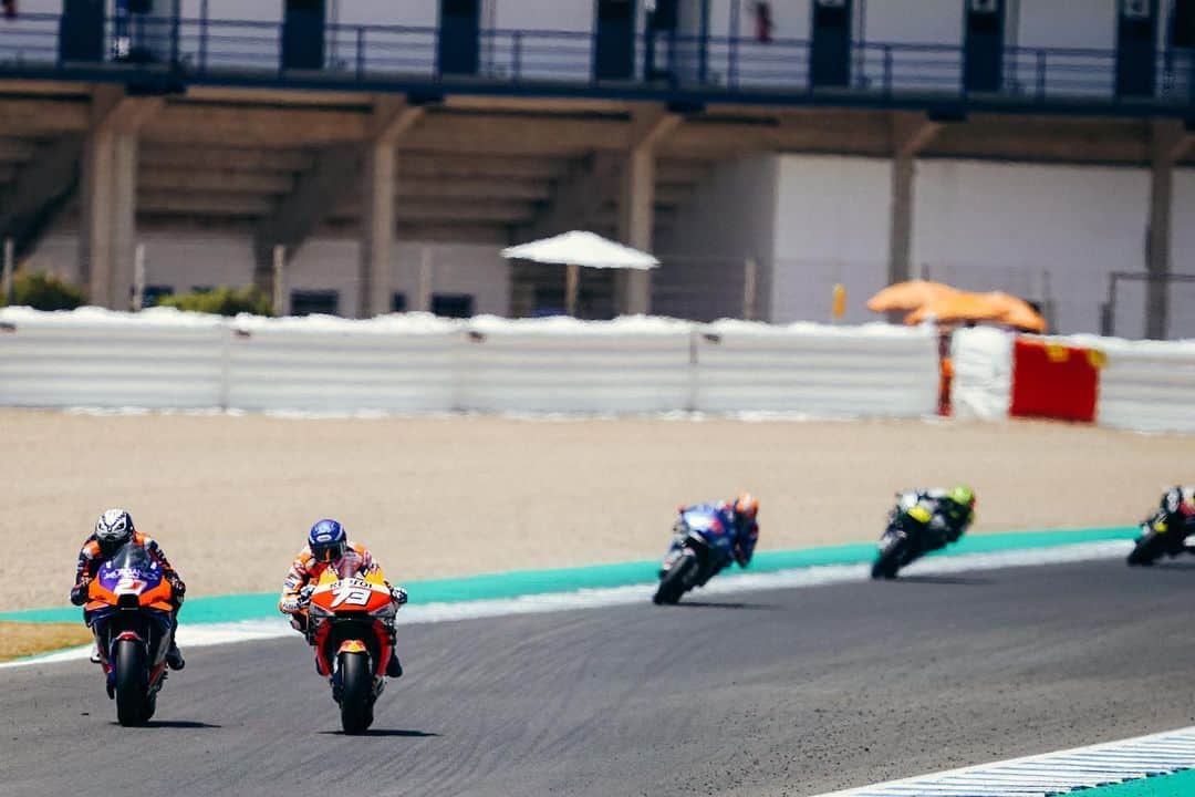 レプソル・ホンダのインスタグラム：「Top Rookie ✅ First @MotoGP Top Ten ✅ Nine Seconds Faster than last week ✅ ⠀⠀⠀⠀⠀⠀⠀⠀⠀ A supreme second race from @alexmarquez73 ⠀⠀⠀⠀⠀⠀⠀⠀⠀ #AndaluciaGP #MotoGP #RidingForThem #MotoGPIsBack #MotoGP #AM73 #AlexMarquez73 #Racing #Repsol #Honda #Racing #RepsolHonda #HRC #RC213V #ThePowerOfDreams #Racing #Motorcycle #Team #OneHeart」