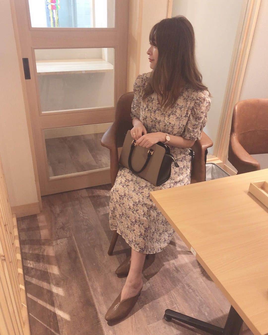 菊池かなこのインスタグラム：「. . 連休は都内で楽しんでいました🌻 . . 秋も使えるミュール👡 @vivian_collection_official スクエアトゥVカットデザインミュールパンプス . . センターラインが入っているので 足が長く見える効果も✨✨ . . すぽっと履けて楽だし高見えします🤍 . . ୨୧┈┈┈┈┈┈┈┈┈┈┈┈┈┈┈┈┈୨୧ #viviancollection #vivian公式アンバサダー#vivianコーデ #2020ss #zozotown #ゾゾタウン #夏ファッション #夏コーデ #夏靴 #梅雨コーデ #秋靴 #プチプラコーデ #プチプラファッション #プチプラ高見えコーデ #プチプラママコーデ #今日の靴 #靴好きな人と繋がりたい #足元倶楽部　 #ミュール #サンダル #ミュールサンダル #ミュールパンプス #パンプスコーデ#パンプス#パンプス女子 #ワンピースコーデ#ワンピコーデ #florist#フローリスト#zozotown」