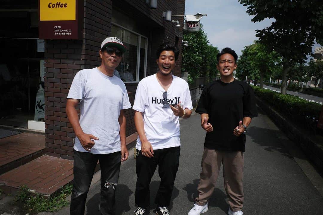 のインスタグラム：「【✌️man】 同じような事を好きな人は 同じような空気や場所や人が 好きなんだな。 何はともあれ、繋がっていくリンクが線ではなく輪となり繋がっていく。 そんなリンクが良いよね。 よく分かんないのじゃなく😁  #friends   左／どんなキャリアもお手の物安定の徳田さん 中／だいぶ楽しげサーフィン激ウマグーフィカイト 右／写真撮るの繊細撮られる時は力みっぷりケンタ」