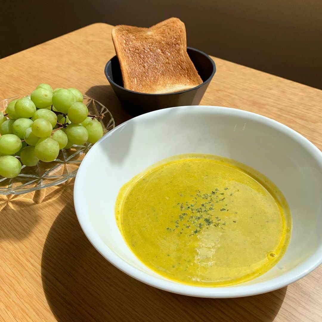 吉竹美聡さんのインスタグラム写真 - (吉竹美聡Instagram)「Pumpkin Soup🎃 さぁ朝ごはん食べようって テーブルについた瞬間、 晴れてきて嬉しかった🌳☺️ カボチャ、玉ねぎ、牛乳、 コンソメなどを合わせて 初めて作ったスープも 美味しかった🧡 おやすみなさい💤」7月26日 23時23分 - misatoy