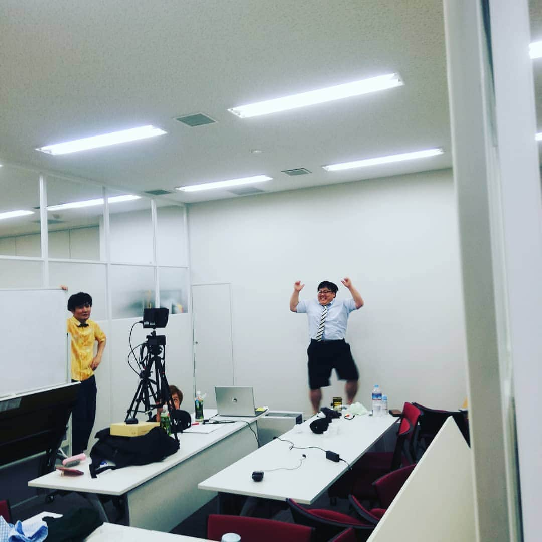 滝沢秀一（マシンガンズ）さんのインスタグラム写真 - (滝沢秀一（マシンガンズ）Instagram)「今日事務所に行ったら、タイムマシーン3号がバタバタしてたよー。何だかよくわからなかったけど、とにかくバタバタしてました。 #タイムマシーン3号」7月26日 23時28分 - takizawa0914