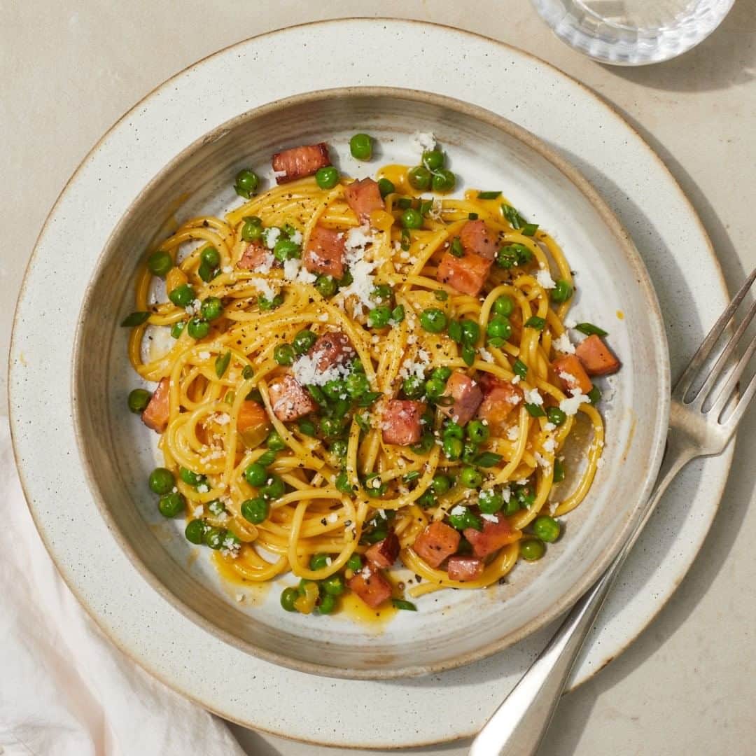 Food & Wineさんのインスタグラム写真 - (Food & WineInstagram)「This modern take on carbonara relies on ham instead of traditional pancetta for a dose of smoky flavor and richness. Don't come after after us over these peas—we like ‘em in here! Recipe linked in our bio. 📷: @jencausey」7月26日 23時30分 - foodandwine